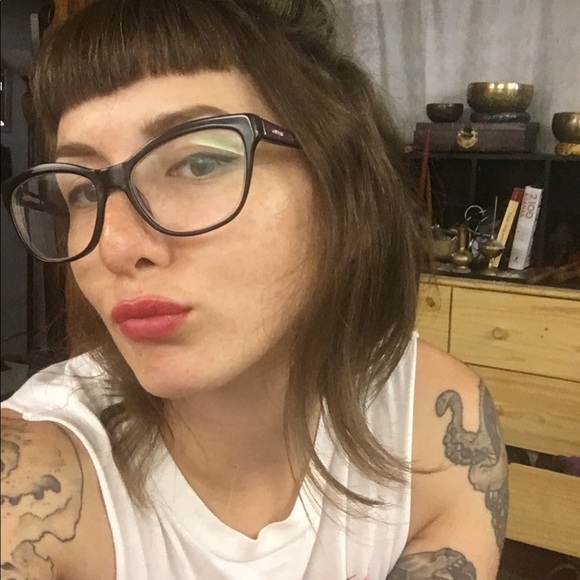 Meet your Posher, Nicole - Picture 2 of 2